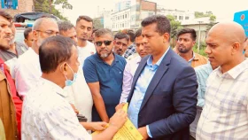 নিজ হাতে লিফলেট বিতরণ করে সচেতনতার বার্তা ছড়ালেন ডিসি
