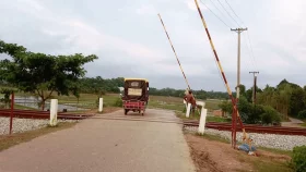 অরক্ষিত রেল ক্রসিং যেন মৃত্যুকূপ
