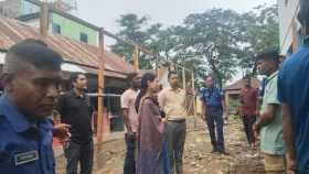 বিজয়নগরে সরকারি জায়গা থেকে দোকান অপসারণ করলেন ইউএনও