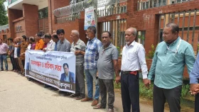 সাংবাদিক তুহিন হত্যার দ্রুত বিচার দাবিতে নোয়াখালীতে মানববন্ধন