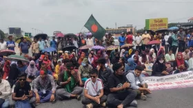 স্থায়ী ক্যাম্পাসের দাবিতে মহাসড়কে রবীন্দ্র বিশ্ববিদ্যালয়ের শিক্ষার্থীরা