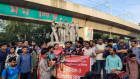 স্বতন্ত্র শিক্ষা ক্যাডার বজায় রাখার দাবিতে ঢাবিতে বিক্ষোভ
