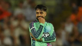 ২০ বল করে ১০ বাউন্ডারি খেলেন রশিদ খান