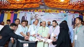 অসহায় পরিবারে চিকিৎসা সহায়তা ও অটোরিকশা দিলেন তারেক রহমান