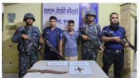 খুলনায় অস্ত্র ও গুলিসহ যুবক গ্রেপ্তার