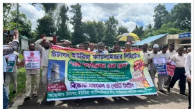 সিইউএফএলে একই পে-স্কেল বাস্তবায়ন দাবিতে বিক্ষোভ