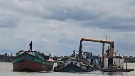 অবৈধ অস্ত্রের মহড়ায় কোটি টাকার বালু উত্তোলন, ভাঙনের মুখে গ্রাম