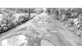 খানাখন্দে ভরা ৩৮ কিমি সড়ক