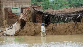 পাকিস্তানে বন্যায় ৪৮ ঘণ্টায় ৩৪৪ জনের প্রাণহানি