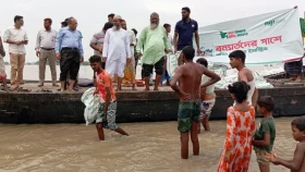 বন্যা দুর্গত মানুষের মাঝে নাবিল গ্রুপের খাদ্য সহায়তা প্রদান