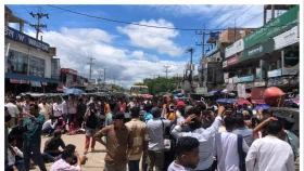 ১০ ঘণ্টা পর রোহিঙ্গা ক্যাম্পে চাকরিচ্যুত শিক্ষকদের সড়ক অবরোধ প্রত্যাহার