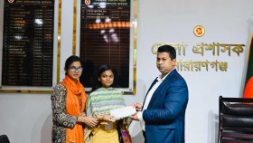 বইয়ের পর এবার বুক শেলফ উপহার জেলা প্রশাসকের