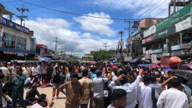 রোহিঙ্গা ক্যাম্পে চাকরিচ্যুত শিক্ষকদের সড়ক অবরোধ