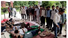 বেরোবিতে আমরণ অনশনে অসুস্থ হয়ে হাসপাতালে ৬ শিক্ষার্থী