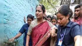 জনশুনানি চলাকালীন যুবকের চড়ে আহত দিল্লির মুখ্যমন্ত্রী