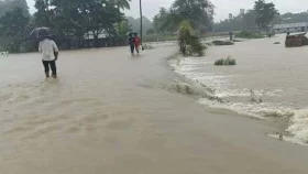 ভারী বৃষ্টির পূর্বাভাস, দেশের ১০ জেলায় প্লাবনের শঙ্কা