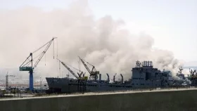 জাপানে মার্কিন যুদ্ধজাহাজে আগুন