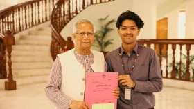 সাগর-রুনির ছেলের হাতে পূর্বাচলের প্লটের দলিল তুলে দিলেন প্রধান উপদেষ্টা