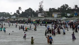 টানা বৃষ্টির মাঝেও কুয়াকাটা সৈকতে পর্যটকের ভিড়