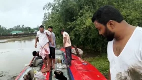 বাস পুকুরে, গণঅধিকার পরিষদের নেতা ফারুক হাসানসহ আহত অনেকে