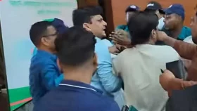 নির্বাচন কমিশনে হাতাহাতি: রুমিন ফারহানার অনুসারী ও এনসিপি নেতাদের সংঘর্ষ