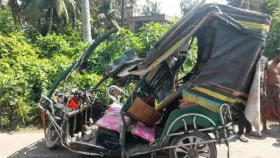 খুলনায় ট্রাকের ধাক্কায় প্রাণ গেল তিনজনের