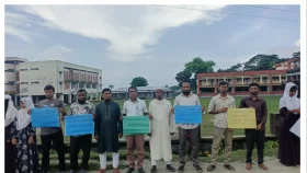 জামাতপন্থী শিক্ষককে মারধর করায় মানব বন্ধন, অভিযোগ করলেন, আমিও করব