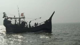 এবার আরাকান আর্মির ধাওয়ায় নাফ নদীতে ট্রলার ডুবি, ৭ জেলে উদ্ধার