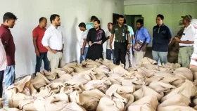 বগুড়ায় খাদ্য বান্ধব কর্মসূচির ১৫৬ বস্তা মানহীন চাল জব্দ