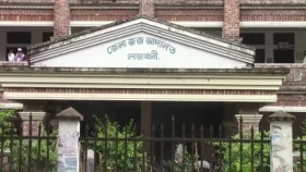 আদালত চত্বরে স্বামীর গলায় স্ত্রীর ছুরিকাঘাত