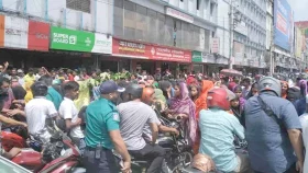 বনানীতে বকেয়া বেতনের দাবিতে সড়ক অবরোধ