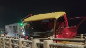 সেতুর রেলিংয়ে ট্রাকের ধাক্কা, ব্যবসায়ী নিহত