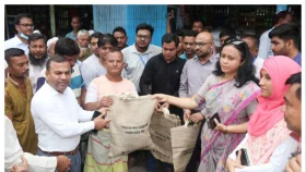 নাটোরে জেলা প্রশাসকের পাটের ব্যাগ বিতরণ