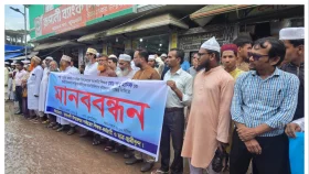রাঙ্গাবালীতে শিক্ষককে মারধরের প্রতিবাদে মানববন্ধন