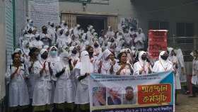 তিন শিক্ষককে অপসারণের দাবিতে বরিশাল নার্সিং কলেজে বিক্ষোভ