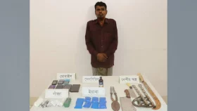 কুমিল্লায় অস্ত্রসহ যুবক গ্রেফতার