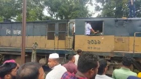ময়মনসিংহে বলাকা কমিউটার ট্রেনের ইঞ্জিনে আগুন