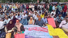 তিন দফা দাবিতে শহীদ মিনারে প্রাথমিক শিক্ষকদের সমাবেশ