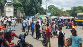 নুরের ওপর হামলার প্রতিবাদে রাবি শিক্ষার্থীদের মহাসড়ক অবরোধ