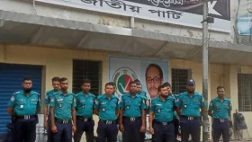 কাকরাইলে জাতীয় পার্টির কার্যালয়ের সামনে পুলিশের অবস্থান