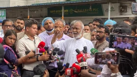 জোর করে কারও মুখ বন্ধ করা যাবে না: নুরকে দেখতে এসে মঈন খান