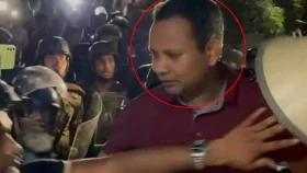 মেরুন টি-শার্ট পরা যুবকের পরিচয় মিলেছে