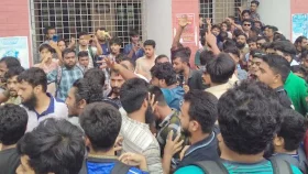 রাবিতে শিক্ষার্থী-ছাত্রদল মুখোমুখি, উত্তেজনা