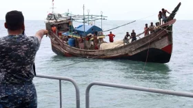 বঙ্গোপসাগরে ট্রলারসহ ১২ জেলেকে উদ্ধার করেছে নৌবাহিনী