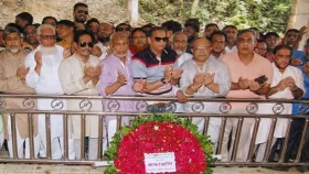 রাঙ্গুনিয়ায় জিয়াউর রহমানের প্রথম সমাধিতে ফুলেল শ্রদ্ধা