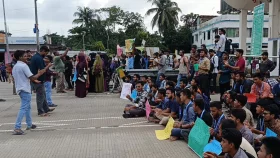 পবিপ্রবি শিক্ষার্থীদের এগ্রি ব্লকেড কর্মসূচি পালন