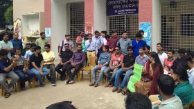 রাকসু অফিসে ছাত্রদলের তালা, চেয়ার-টেবিল ভাঙচুর