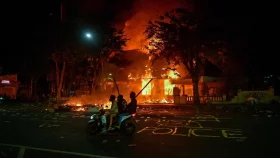 ইন্দোনেশিয়ার অর্থমন্ত্রীর বাসভবনে রাতভর বিক্ষোভকারীদের লুটপাট