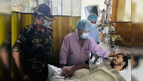 নুরের স্বাস্থ্যের খোঁজ নিলেন নৌ উপদেষ্টা, করলেন দুঃখ প্রকাশ