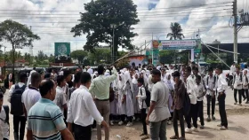 প্রধান শিক্ষকের বিরুদ্ধে শিক্ষিকা হেনস্তার অভিযোগ, শিক্ষার্থীদের বিক্ষোভ